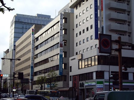 「本町交差点」の角にある「ファミリーマート」から、JR宇都宮駅を背に店舗を右手に見ながら