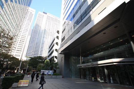 新宿郵便局向かいの小さな通り側入口
