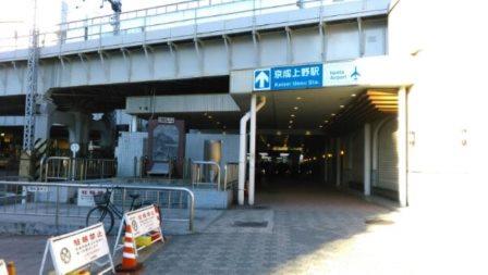 中央通り沿いを上野公園に向かって通過する鉄道の高架ガード下