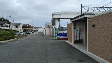 駅舎を出て右の歩道橋へ