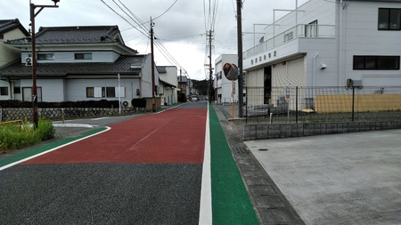 金物屋を左折して踏切を渡る
