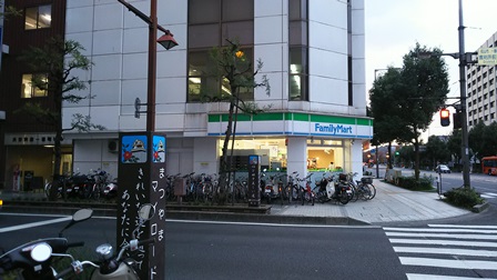裁判所前交差点から共栄興産一番町ビルを見た写真