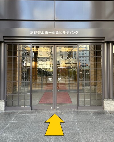 ビルの正面入り口