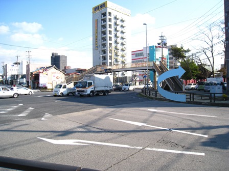 島町交差点を右折します