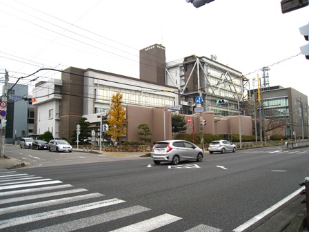 しばらく直進すると、左側に岡崎市役所西庁舎南棟が見えてきます