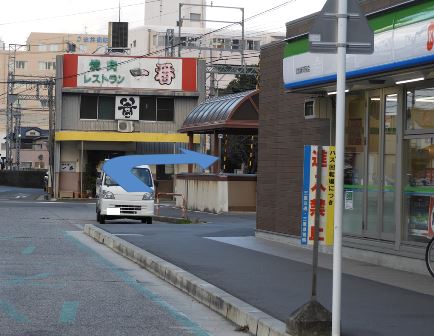 改札を出て右側へ進み、コンビニエンスストアを通り過ぎ、踏切を渡ります