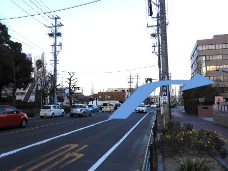 しばらく直進すると左手に見えてくる津市役所を越え、右前方に津地方検察庁がある交差点まで行きます