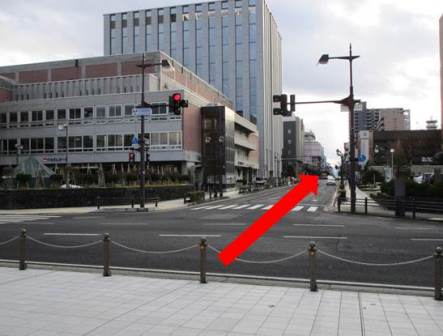 文翔館を背にしたときの、やまぎんホール（左手）と山形地方裁判所（右手）の間の通り