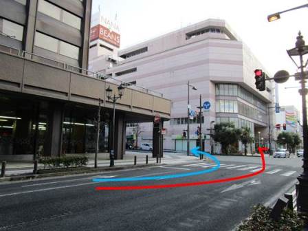 山形銀行本店を左手にしたときの交差点左角のピンク色の建物（NANABEANS）