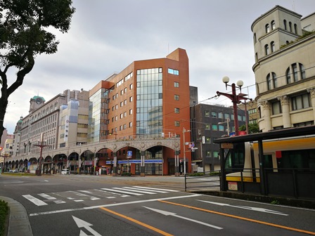 最寄市電：朝日通り電停とアーバンスクエア鹿児島ビル位置関係