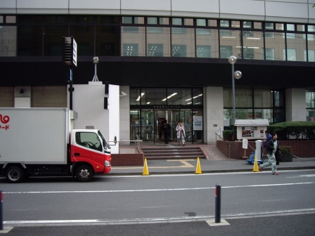産貿センター玄関入口
