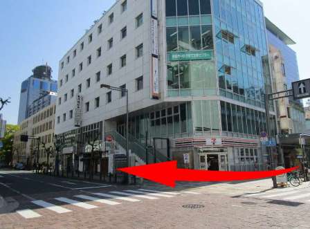 事務所建物の外観の写真（曲がり角）