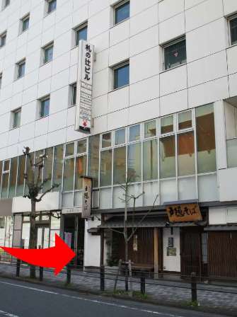 事務所建物のエレベーターホールへの入口案内の写真