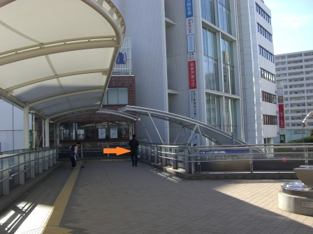 歩行者デッキから降りる階段