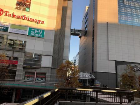 左に高島屋、右に映画館の写真