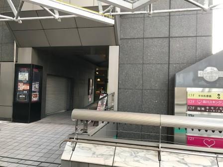 映画館に右折する場所の写真