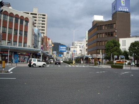 駅側から見た若桜街道の入り口