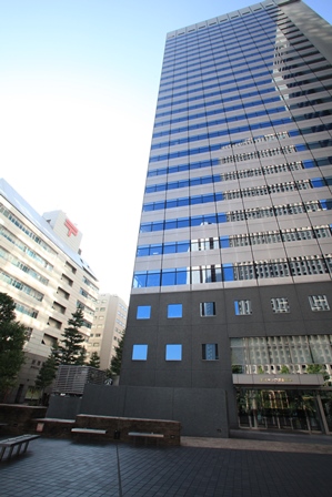 大通り（新宿西口中央通り）側入口