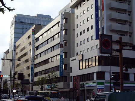 「本町交差点」の角にある「ファミリーマート」から、JR宇都宮駅を背に店舗を右手に見ながら