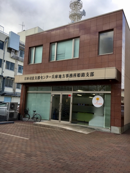 裏通り側から見た建物の写真
