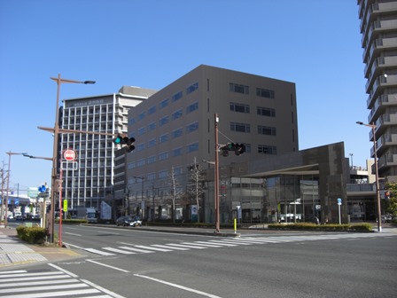 遠州病院と南隣に位置する法テラス浜松の入っているビル