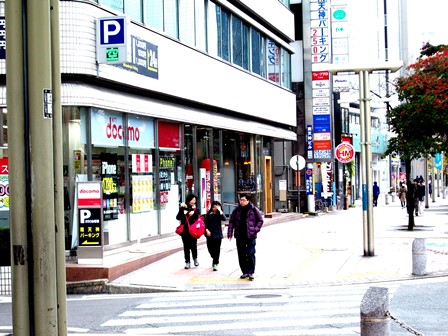 南天神ビル入り口斜め前