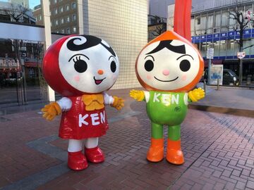 ホール前の人Kenまもるくん・人Kenあゆみちゃん