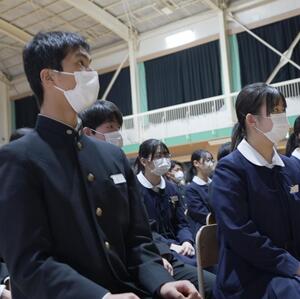 弁護士の話を真剣に聞く学生