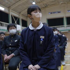 弁護士の話を真剣に聞く学生