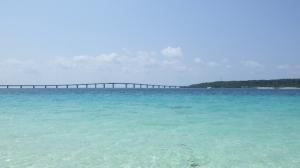  与那覇前浜から望む来間大橋と来間島
