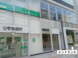 ビル入口前