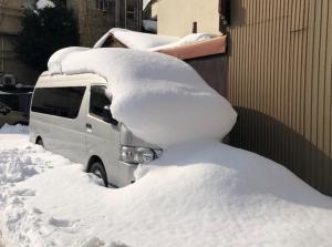 大雪に埋もれた法テラス号