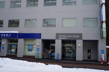 入居ビル正面玄関の写真