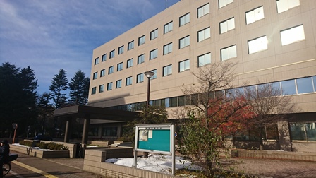 青森(1)市営バス県庁前停留所から裁判所の手前まで進む