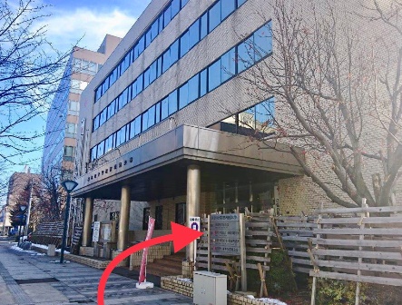 右手角にある日本赤十字社青森県支部ビルに入る