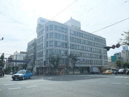 高天交差点の南西角・近鉄高天ビル